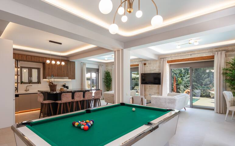 Step Into a Lush Oasis of All Comforts by the Sea! gallery image 4