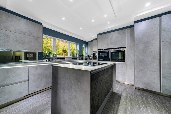 Gatsby Villa London with garden and fancy hot tub gallery image 5