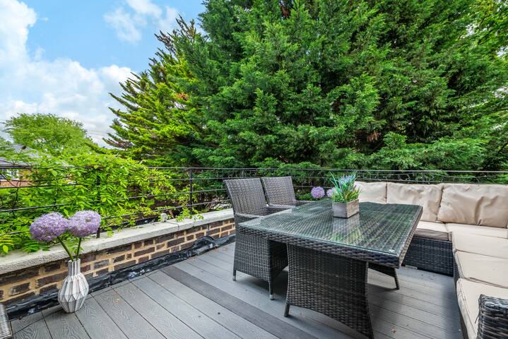 Gatsby Villa London with garden and fancy hot tub gallery image 3