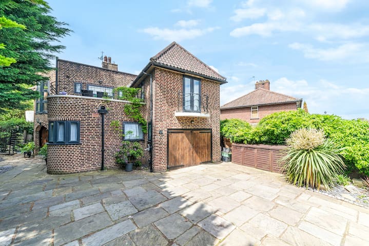 Gatsby Villa London with garden and fancy hot tub