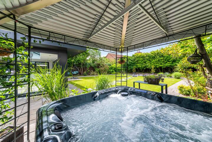 Gatsby Villa London with garden and fancy hot tub gallery image 2