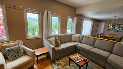 Top Airbnb: Modern Mtn Cabin+Walk to DT+Hot Tub in Waynesville