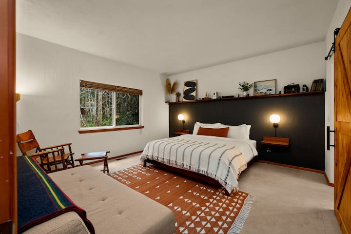 Primary Bedroom (First Floor) King Bed