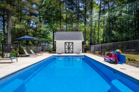 Lakefront Retreat w/Pool, Pickleball, Dock, HotTub