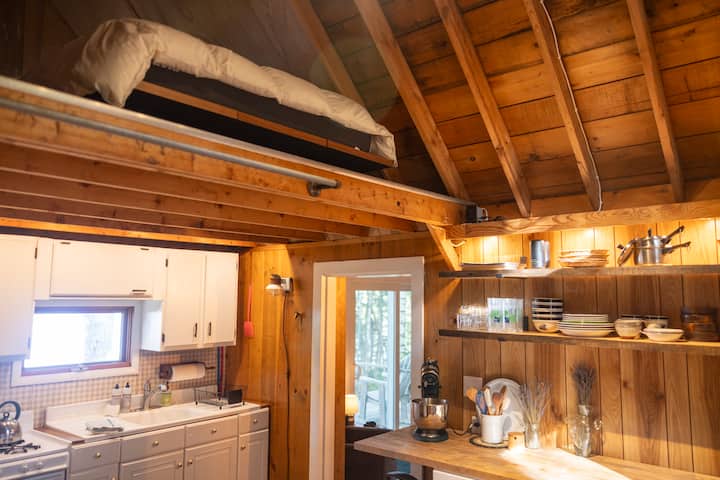 มีเตียงควีนไซส์ในห้องใต้หลังคาเหนือห้องครัว ซึ่งคุณต้องปีนบันไดเพื่อไปถึง ที่พักคับแคบมากและไม่แนะนำให้เข้าพักระยะยาวเพราะไม่มีความเป็นส่วนตัวหรือพื้นที่สำหรับวางกระเป๋าเดินทางมากนัก