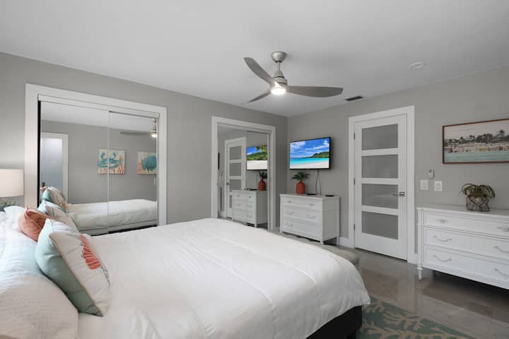 Glavna spavaća soba sa zasebnom kupaonicom. Privatni TV