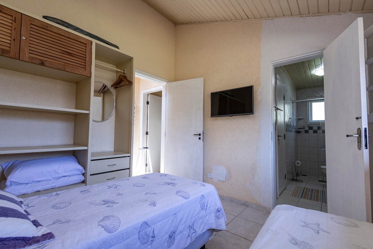 Квартал со бикама и кревет со бања во комбинација со главната спална соба.