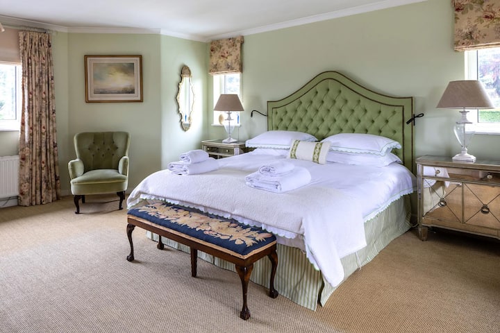 Основна къща - основна спалня със суперголямо легло и самостоятелна баня.