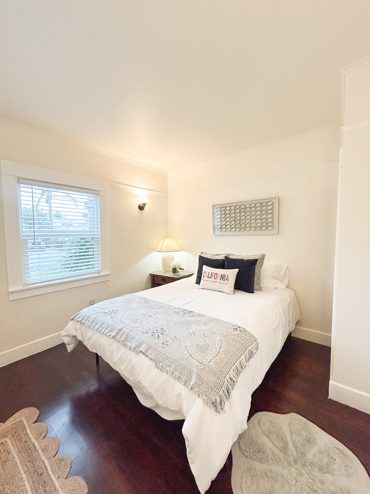 Nagtatampok ang Bedroom #2 ng mga asul na tema at maraming natural na liwanag. Queen size na higaan.