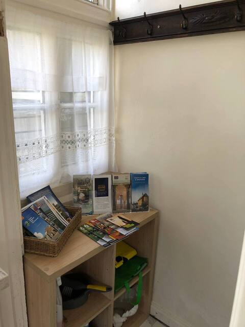 Top Airbnb: Tor-view pod with sun deck plus kitchen & bathroom in Glastonbury