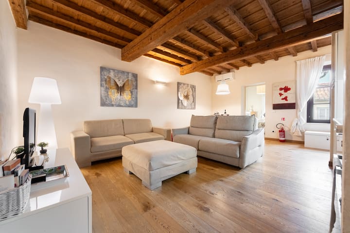 TORNABUONI APARTMENT – best located 2BDR 1 BTH