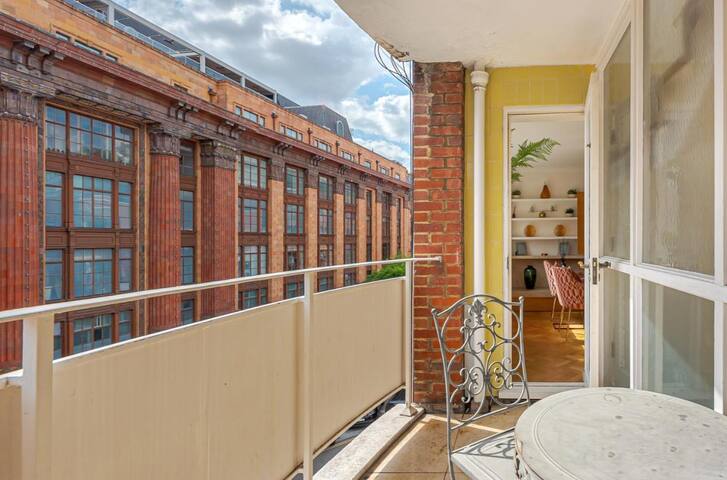 ICONiC Apartment with TERRACe in Harrods gallery image 2