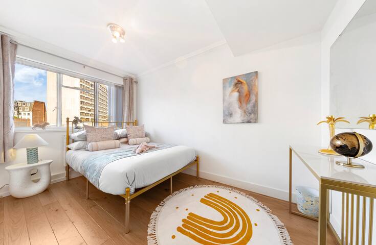 ICONiC Apartment with TERRACe in Harrods gallery image 5