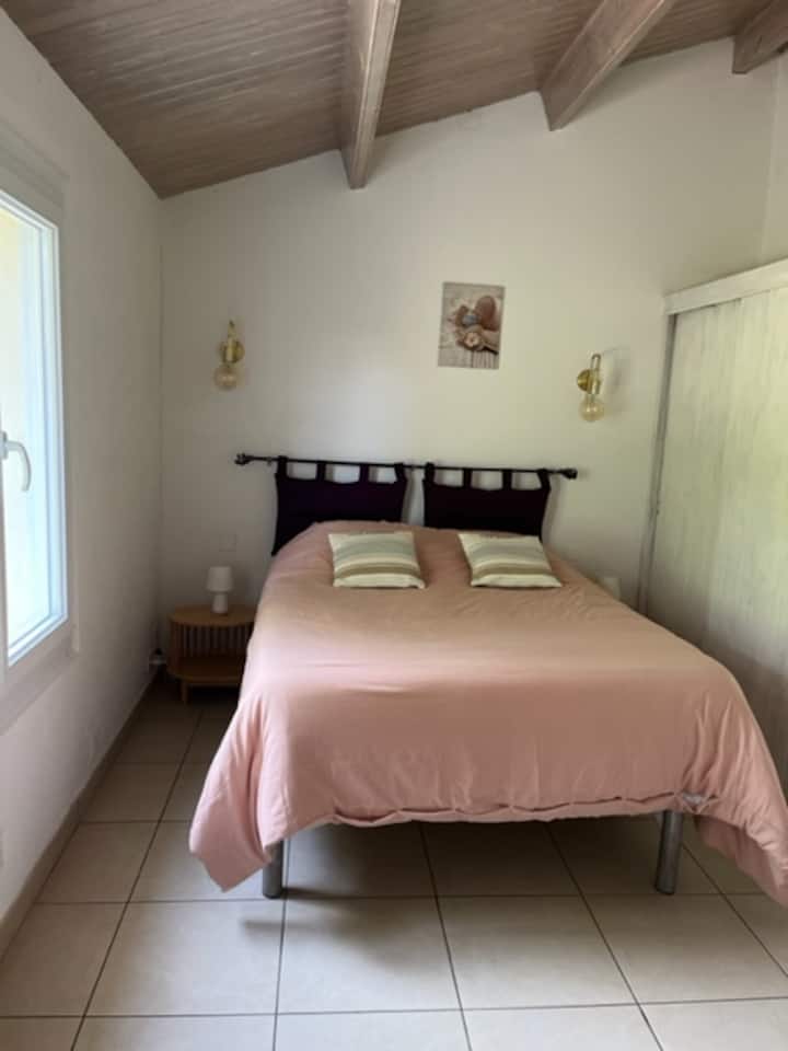 ห้องเตียงคู่ขนาด 140 * 200 พร้อมตู้เก็บของ