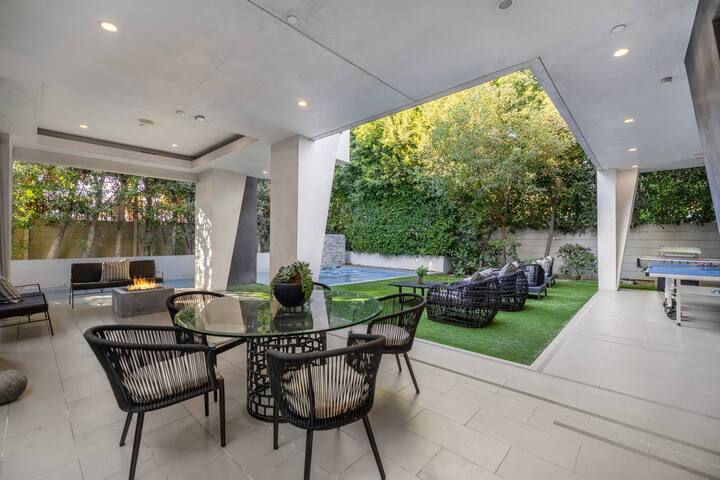 Stylish Villa with Pool, Waterfall & Gym gallery image 5