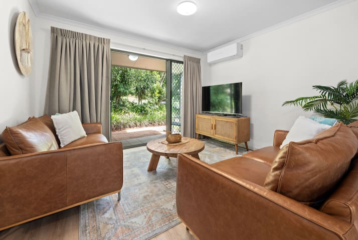 Modern & Stylish 2 Bedroom Townhouse in Resort