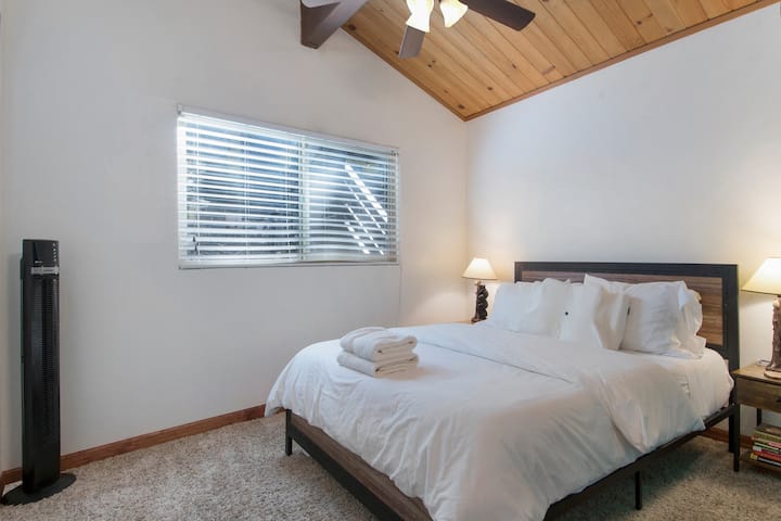 Chumba cha kulala chenye starehe #2 kilicho kwenye ghorofa kuu.  44"Televisheni ya fleti ya LG iliyojaa Netflix, au furahia kitabu kizuri kwenye kitanda chako cha ukubwa wa malkia kilicho na godoro thabiti.