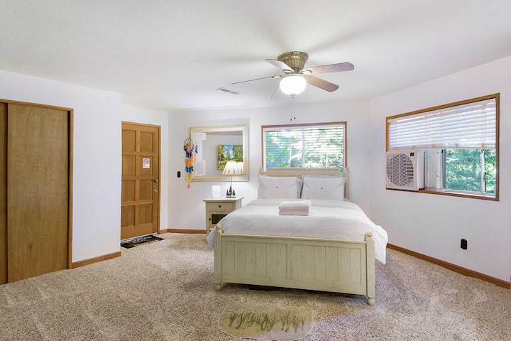 Chumba kikuu cha kulala kwenye ghorofa ya chini chenye mlango wa ufikiaji wa nje wa mandhari zaidi ya mazingira ya asili.  Furahia bafu lako la kujitegemea na ukiwa na televisheni ya skrini tambarare ya LG yenye urefu wa 65"iliyo na Netflix.  Mlango unafungwa na kufungwa kutoka ghorofani kwa ajili ya faragha ya ziada.  