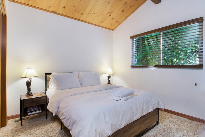 Chumba cha kulala chenye starehe #1 kilicho kwenye ghorofa kuu.  44"Televisheni ya fleti ya LG iliyojaa Netflix, au furahia kitabu kizuri kwenye kitanda chako cha ukubwa wa malkia kilicho na godoro thabiti.