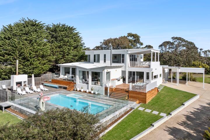 Surf Coast Sanctuary Villa gallery image 2