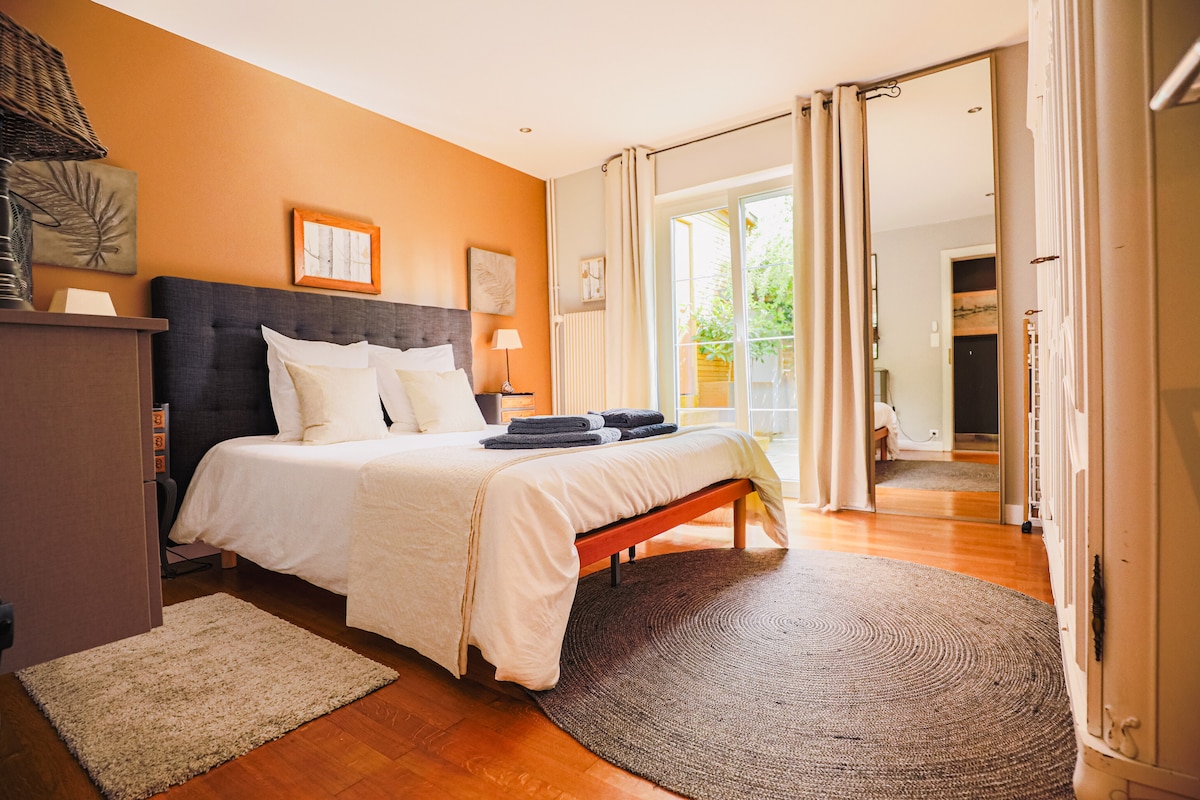 חדר השינה כולל מיטת קווין סייז, ארון בגדים ושידה, וכן גישה למרפסת דרך דלת צרפתית.