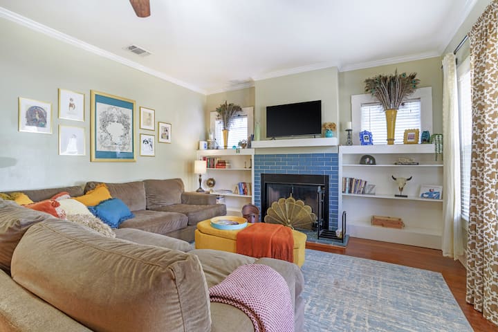 Downtown San Antonio, Tx Sized Bungalow! - San Antonio, TX