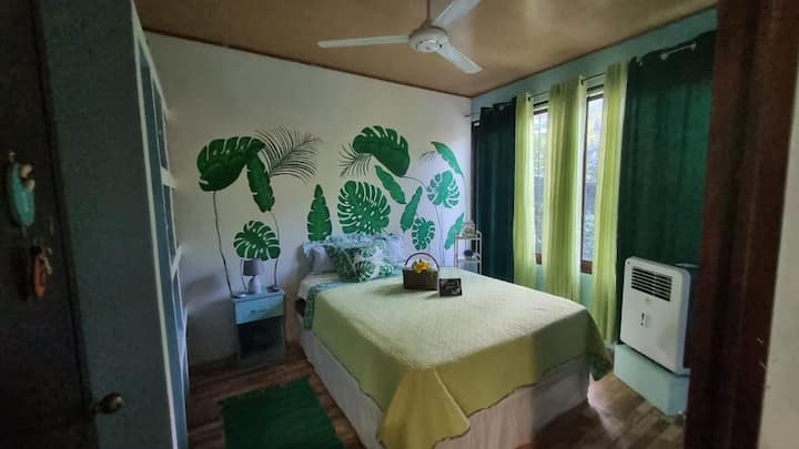 Despierta con el canto de los pájaros y relájate en un entorno único en Guanacaste. ¡Reserva tu escape natural!