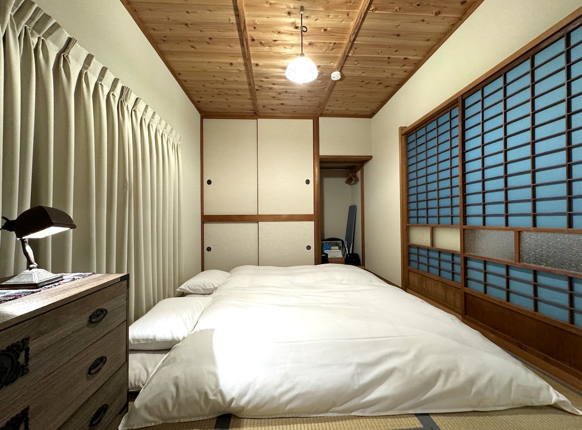 غرفة على الطراز الياباني 6 حصائر تاتامي تتسع لما يصل إلى شخصين.(يمكن لما يصل إلى 3 أشخاص استخدامه)