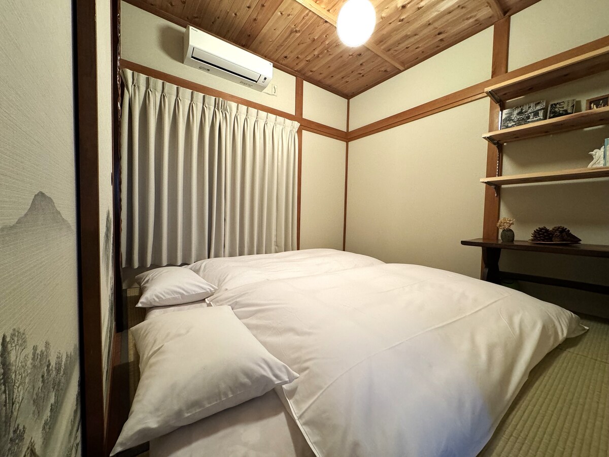 غرفة على الطراز الياباني 4.5 حصير تاتامي متاحة لما يصل إلى شخصين.