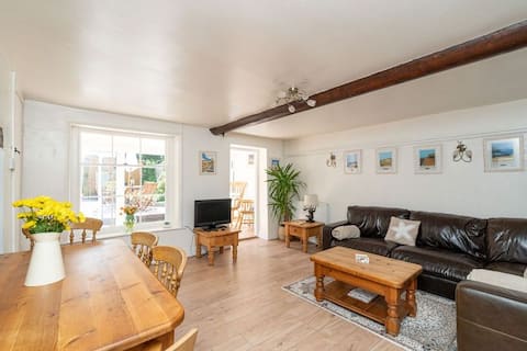 Top performing Airbnb: Beautiful 18th century cottage 600m from the beach in Ormesby St. Margaret With Scratby