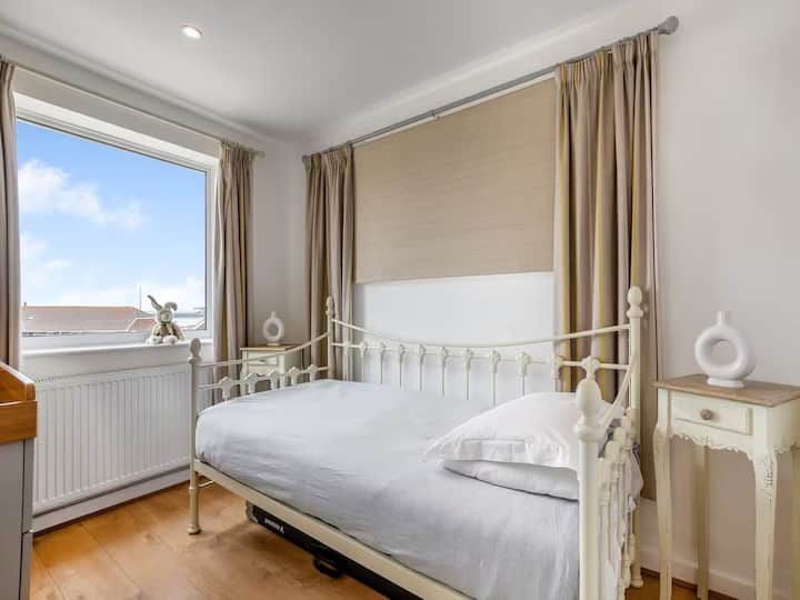 غرفة نوم صغيرة كاملة بإطلالات على البحر أيضًا. 