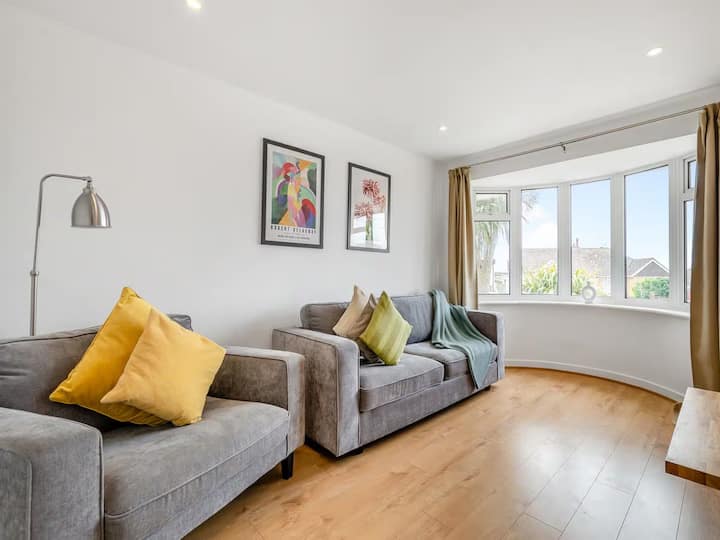 صالة كاملة بسرير أريكة مزدوج. 

كاملة بإطلالات على البحر وتلفزيون ذكي. 