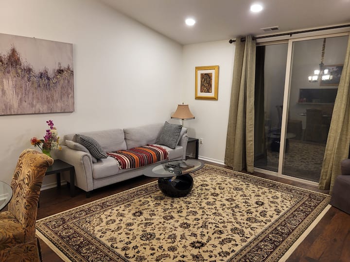 Lovely Upper Level 2-bedrooms, 2-baths Condo - Auburn Hills