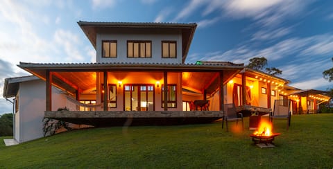 Privacy and heated hydro with a view of Pedra Azul