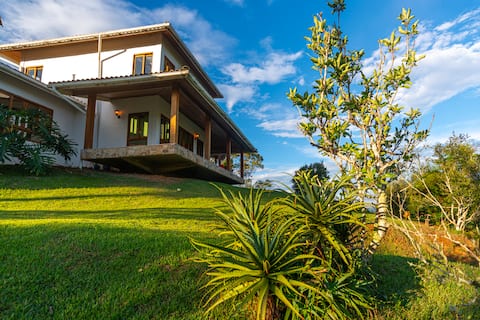 Privacy and heated hydro with a view of Pedra Azul