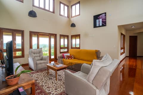 Imóvel de sucesso: Entire property with heated hot tub and view of Pedra Azul em Venda Nova Do Imigrante