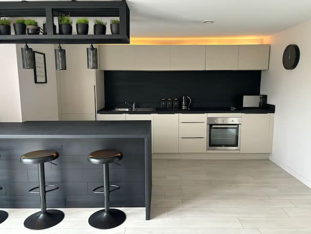 Relaxing Apartment, XL Bed with Terrace & Parking