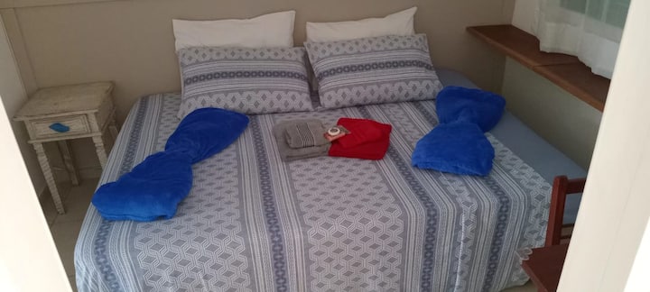 Pièce à l'arrière avec un lit double