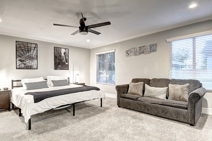 Obrovská 7. spálňa s pohodlnou manželskou posteľou King - pohovka Queen (na požiadanie) - obrovská televízia