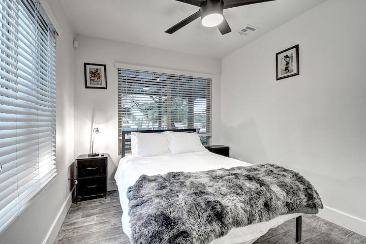 8. spálňa - pohodlná posteľ - televízor mimo kina