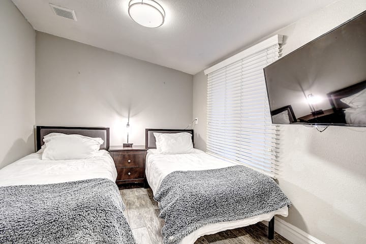 Druhá spálňa s 2 pohodlnými oddelenými posteľami - TV