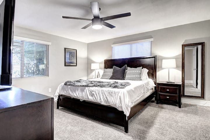 1st Bedroom Primary w/Comfy King Bed-Huge TV