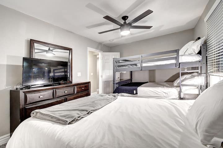 Priestranná 3. spálňa s 3 pohodlnými manželskými posteľami - TV