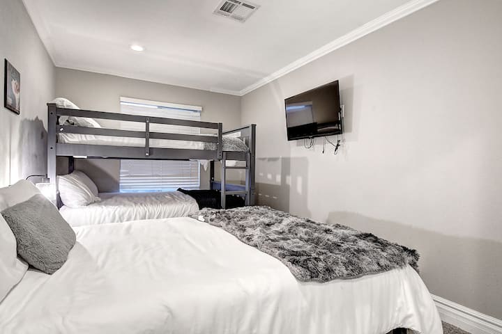 Priestranná 3. spálňa s 3 pohodlnými manželskými posteľami - TV