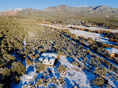 Cozy Chic Getaway w/ Mountain Views: Taos Area