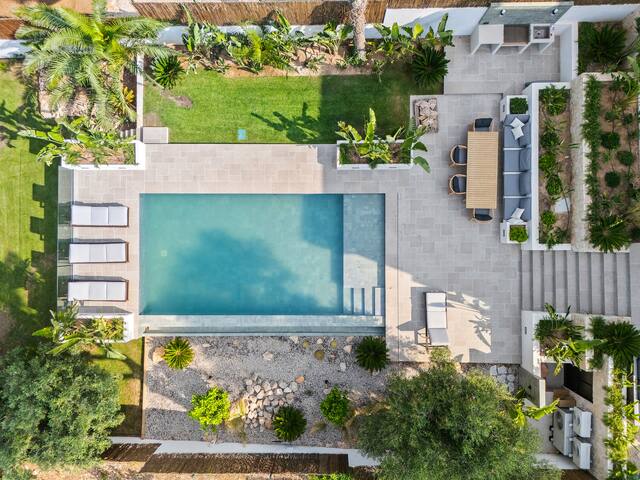 Luxurious mediterranean villa in el toro gallery image 3