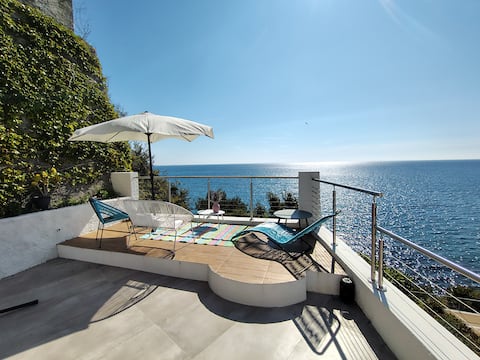 BEACHFRONT LITTLE VILLA. Pool, Jacuzzi, sea★★★★★