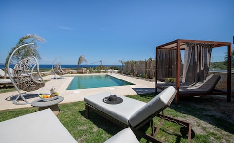 Sea View Villa-Amazing Exteriors-Heated Pool & BBQ