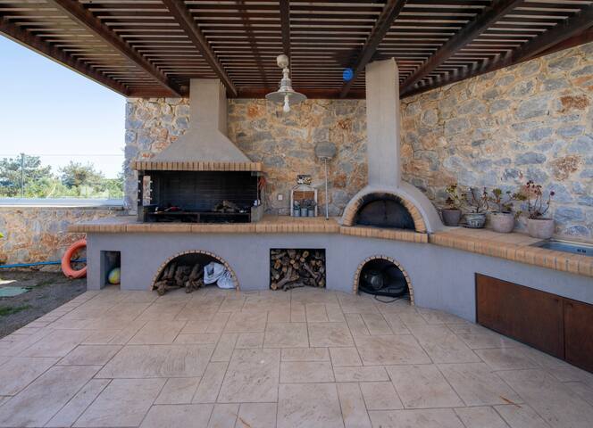 Sea View Villa-Amazing Exteriors-Heated Pool & BBQ gallery image 5