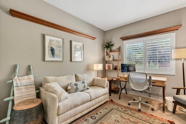 חדר שינה שלישי/משרד מוסיף גמישות לשהייה שלכם. סביבת עבודה ביום ומיטה מלאה עם כיסוי נחמד לשינה. טלוויזיה חכמה וארון גדול. להציץ בהרים 